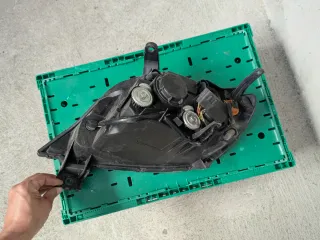 Farol direito para Mazda 2 2005 a 2007