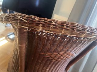 Sillón de mimbre, sin cojines