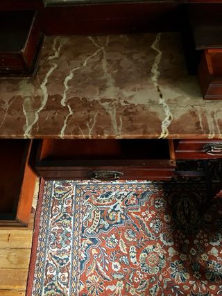 Tocador de madera con espejo y mármol y mesillas