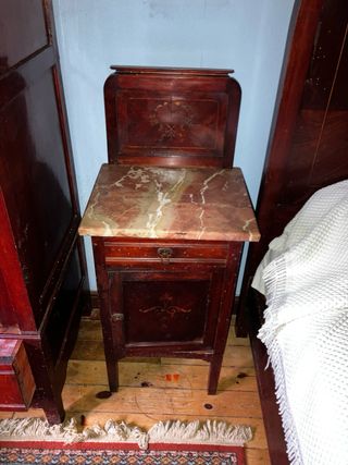 Tocador de madera con espejo y mármol y mesillas