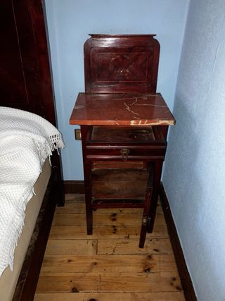 Tocador de madera con espejo y mármol y mesillas