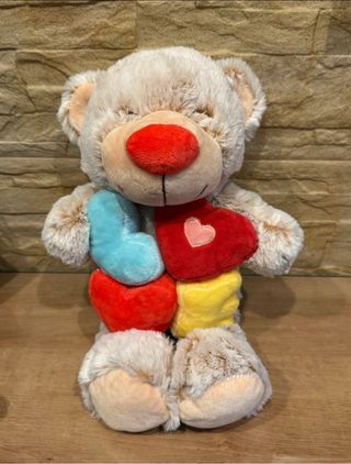 Oso de peluche con corazones