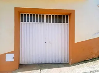Puerta metálica blanca