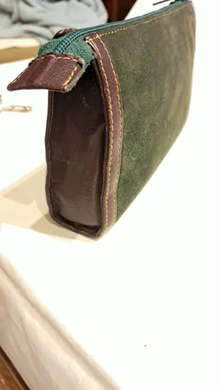 Neceser piel rectangular verde y granate
