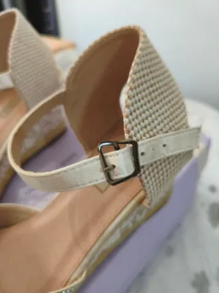 Sandalias blancas plataforma encaje