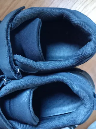 Zapatillas de trabajo negras con velcro