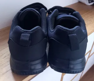 Zapatillas de trabajo negras con velcro