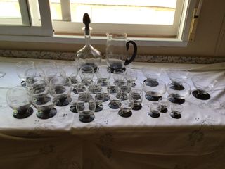 Cristalería antigua con detalles negros