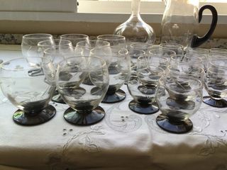 Cristalería antigua con detalles negros