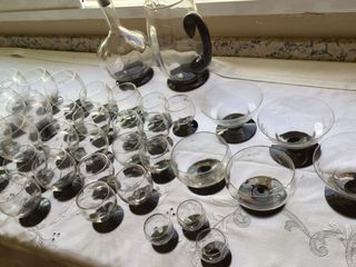 Cristalería antigua con detalles negros