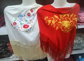 Manton de niña bordado