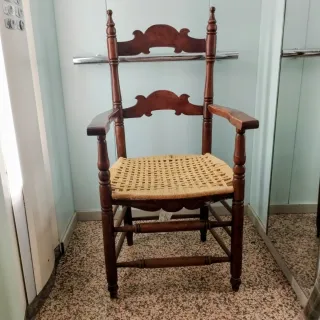 Silla antigua de madera con asiento tejido