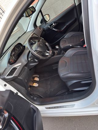 Peugeot 208 2015