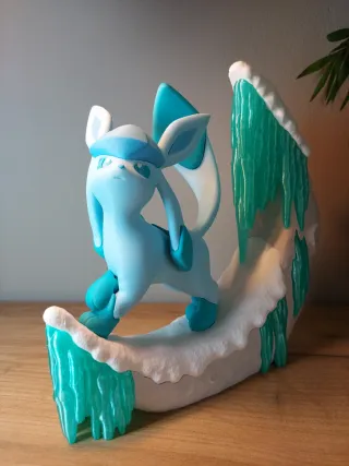 Figura Glaceon Pokémon com base de gelo