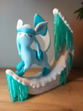 Figura Glaceon Pokémon com base de gelo