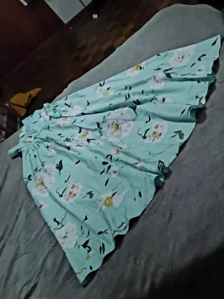 Vestido largo asimétrico. Hombro y espalda al aire