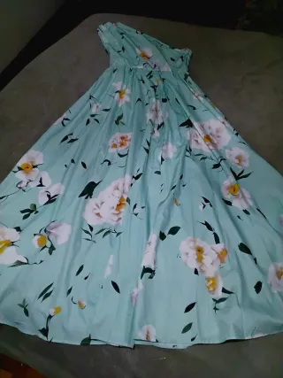 Vestido largo asimétrico. Hombro y espalda al aire