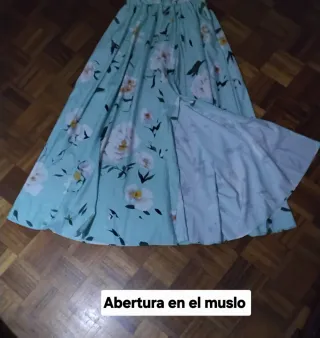 Vestido largo asimétrico. Hombro y espalda al aire