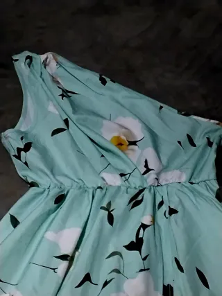 Vestido largo asimétrico. Hombro y espalda al aire