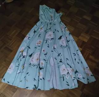 Vestido largo asimétrico. Hombro y espalda al aire
