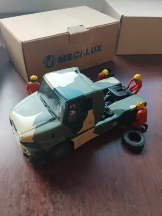 Camión militar Sisu con figuras de regalo