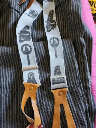 Pantalón Rociero con Pañuelo y Tirantes