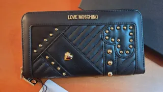Cartera Love Moschino negra con detalles dorados