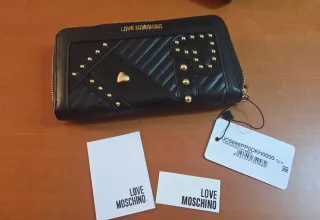 Cartera Love Moschino negra con detalles dorados