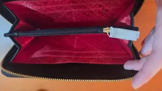 Cartera Love Moschino negra con detalles dorados