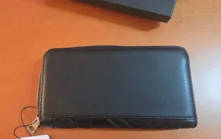 Cartera Love Moschino negra con detalles dorados