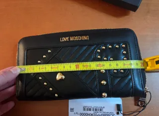Cartera Love Moschino negra con detalles dorados