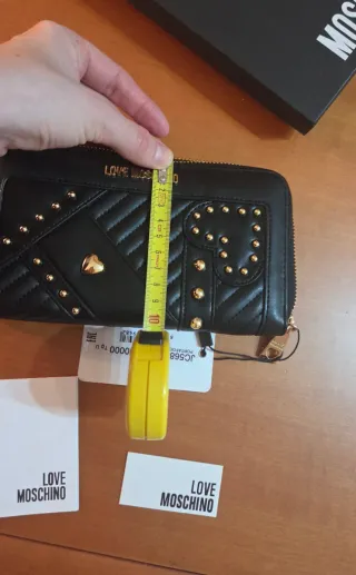 Cartera Love Moschino negra con detalles dorados