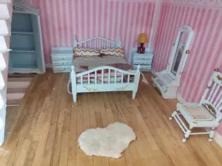 Casa de muñecas azul estilo victoriano