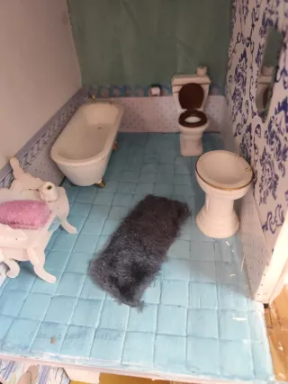 Casa de muñecas azul estilo victoriano