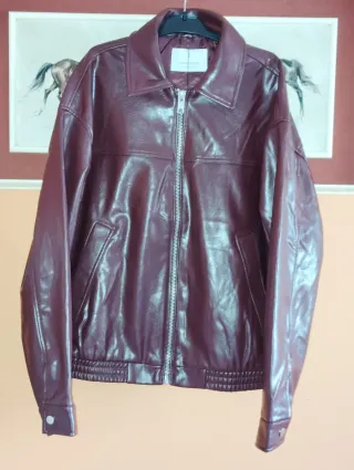 Chaqueta Bomber Stradivarius Mujer. Colon burdeos