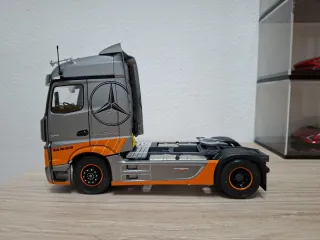 LOTE 4 COCHES Y 1 CAMIÓN DE METAL ESCALA 1/24