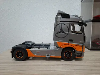 LOTE 4 COCHES Y 1 CAMIÓN DE METAL ESCALA 1/24