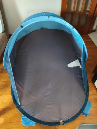 Tenda azul e cinza de praia