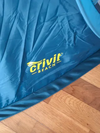 Tenda azul e cinza de praia