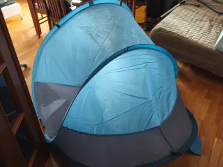 Tenda azul e cinza de praia