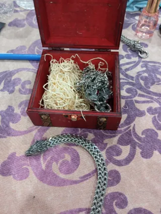 Pulsera con cabezas de lobo