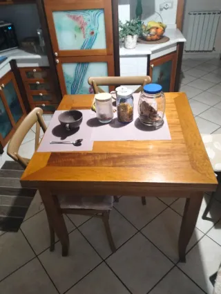 Tavolo cucina quadrato allungabile a libro.