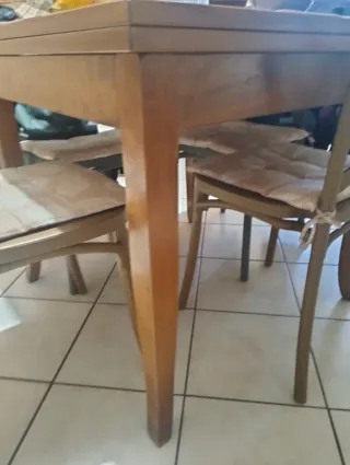 Tavolo cucina quadrato allungabile a libro.