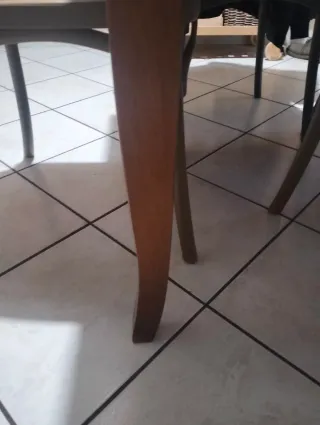 Tavolo cucina quadrato allungabile a libro.