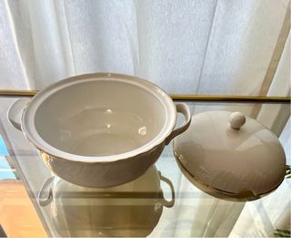 Sopera blanca con detalles dorados