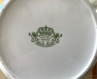 Sopera blanca con detalles dorados