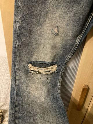 Pantalones vaqueros desgastados