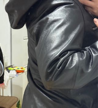 Chaqueta de cuero con capucha