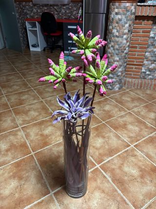 Jarrón de cristal alto con flores