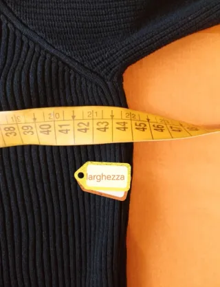 Maglia nera maniche a sbuffo